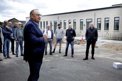 22 investorer med en glødende interesse for håndbold står bag købet af 18 nybyggede rækkehuse på Vesterhåb i Ikast. Mandag blev handlen markeret samtidig med et let forsinket rejsegilde. Her ses Bo Jensen, der som direktør for VesterHIH-Invest A/S holdt tale. Foto: Henrik Ole Jensen