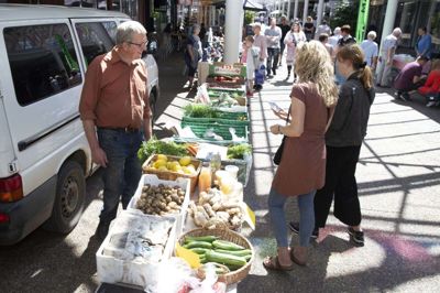 Fredagsmarkederne i Strøgcentret er tilbage. Foto: Tom Laursen