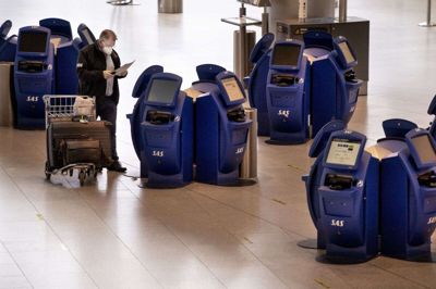 Der er nye krav til rejsende, der vil flyve ud hen over sommeren. I Københavns Lufthavn vil man desuden opleve, at alle ansatte har mundbind eller visir på, og at der er sat plexiglas op ved check-in-pulte. (Arkivfoto)