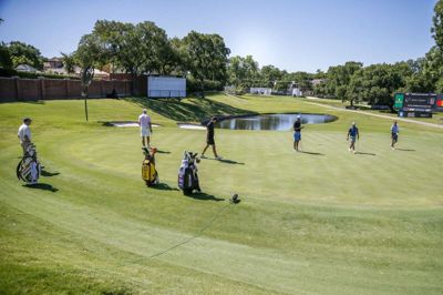 Tilskuere er der ingen af til denne uges PGA-turnering i golf i Texas. Her ses Jordan Spieth, Jim Furyk og Rickie Fowler putte på en træningsrunde på banen.