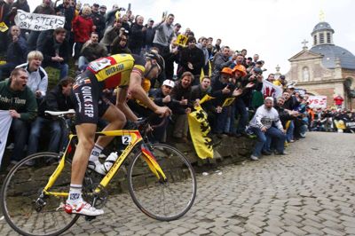 Muur van Geraardsbergen samler traditionelt store tilskuerskarer under Flandern Rundt. Her ses den tredobbelte vinder Tom Boonen på vej op mod kapellet i 2010-udgaven af løbet.