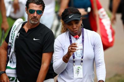 Træner Patrick Mouratoglou og Serena Williams går her ved siden af hinanden under Wimbledon i 2019.
