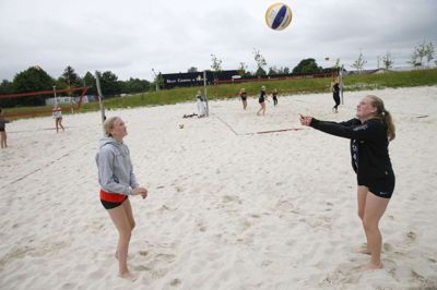 Nicole Kristensen (t.h.) og Katrine Kjærgaard fra Ikast KFUM Volley var glade for endelig at kunne spille turneringsvolley igen. Foto: Flemming Hansen