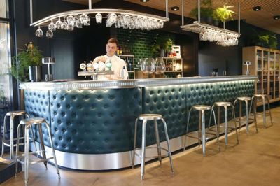 Chefkok Michael Secher Rasmussen bag den racing green-farvede bar i restaurantens foyer. Foto: Tom Laursen