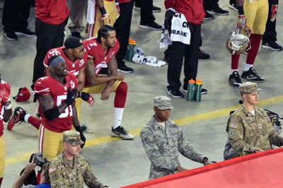 Den nu 32-årige Colin Kaepernick har ikke spillet i NFL siden slutningen af sæsonen i 2016, hvor han begyndte at knæle under nationalmelodien inden kampe for at protestere mod racisme og politivold.