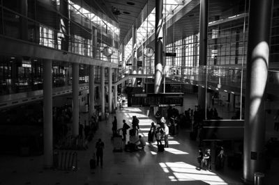 18 personer, der kan spores til et fly fra Pakistan, har fået konstateret coronavirus.
