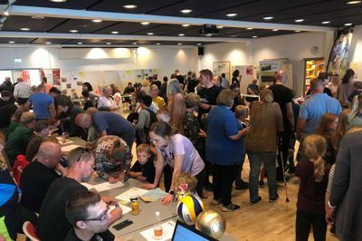 Det plejer at være et tilløbsstykke, når børn og unge samles på biblioteket for at sikre sig plads på et af de mange spændende tilbud til Aktiv Sommer. I 2020 blev Aktiv Sommer først aflyst - men er nu retur - med ekstra penge fra regeringen. Foto: privatfoto