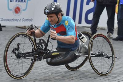 Alex Zanardi mistede fredag herredømmet over sin cykel under et løb og kolliderede voldsomt med en lastbil. (Arkivfoto)