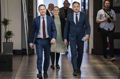 Finansminister Nicolai Wammen (S) og klimaminister Dan Jørgensen (S) skal forsøge at strikke en klimaaftale sammen inden sommerferien. Måske kan der komme en aftale søndag, hvor partierne bag klimaloven igen mødes til forhandlinger. (Arkivfoto)