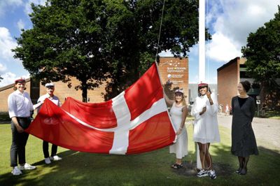 De tre første STX-studenter og en enkelt HF’er klarede flaghejsningen på Ikast-Brande Gymnasium. Fra venstre Alexander Justesen, Christian Søgaard, Lise Ulsø Thomsen, Alberte Yolanda Voetmann og rektor Marianne Dose Hvid. Foto: Henrik Ole Jensen