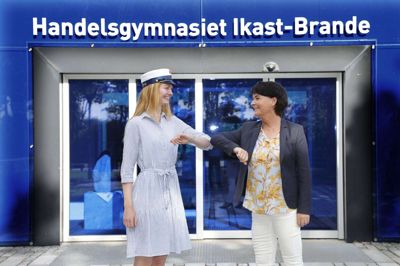 På Handelsgymnasiet Ikast-Brande fejrerede årets første HHX-student, Smilla Tarning Sønderby, huen med en coronahilsen med uddannelsesledere på Handelsgymnasiet Ikast-Brande, Elisabeth Egholm Jacobsen. Foto: Henrik Ole Jensen