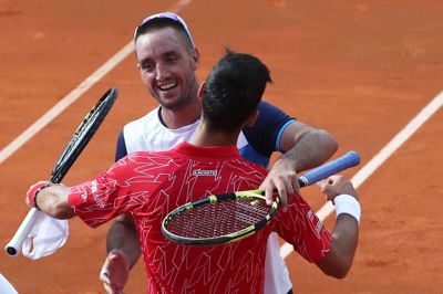 Novak Djokovic og hans serbiske landsmand Viktor Troicki krammer efter deres kamp 13. juni under Adria Tour. Nu er Troicki bekræftet som den tredje coronasmittede spiller fra turneringen.