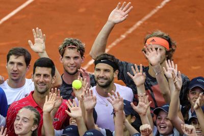 Novak Djokovic (i rødt) og de øvrige spillere ved Adria Tour tog meget let på anbefalingerne om at holde fysisk afstand for at undgå coronasmitte.