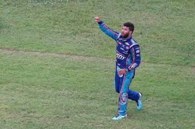 Bubba Wallace hilser på sine fans efter et Geico 500-løb på Talladega Superspeedway mandag.