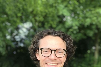 Formand og musikboober for Ikast Musikliv, Stephan Olesen, glæder sig sammen med resten af bestyrelsen over hovedsponsoratet på 22.000 kroner, som Andelskassen Ikast har valgt at bidrage med til foreningens Julerock-koncert 2. juledag. Foto: Jette Aaes