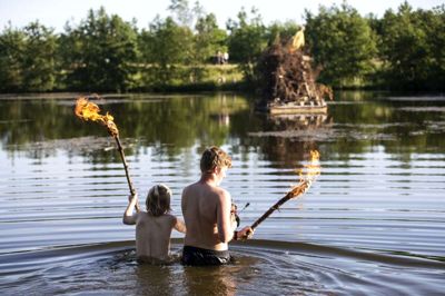 To lokale KFUM-Spejdere påtog sig opgaven at tænde bålet ude midt Spejdersøen i Sydbyen i Ikast. Foto: Tom Laursen