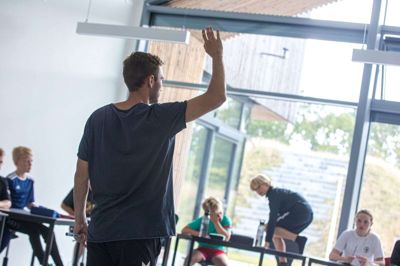 Til august lancerer højskolen på ISI en ny linje, Undervisningslinjen, der er studieforbedrende for dem, der for eksempel vil uddanne sig som undervisere eller pædagoger. Linjen etableres i samarbejde med idrætsfriskolen Guldminen, som ISI har etableret i samarbejde med FC Midtjylland. Foto: Privatfoto