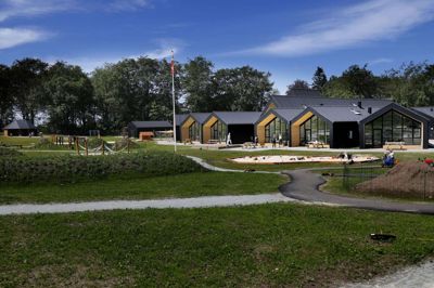 Der er i Folketinget indgået en aftale om, at kommunerne nu har mulighed for at give forældrene kompensation for forældrebetalingen i dagtilbud og SFO fra 15. april og frem til og med 10. maj, hvis man ikke benytter pladsen til sit barn. Billedet viser Bording Børneby, der har plads til 120 børnehavebørn og 20 vuggestuebørn, men det er ikke alle pladserne, der er i brug lige nu. Foto: Henrik Ole Jensen