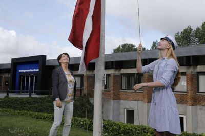 Smilla Tarning Sønderby hejste flaget sammen med uddannelseslederen på Handelsgymnasiet Ikast-Brande, Elisabeth Egholm Jacobsen. Den 19-årige student har haft ekstra travlt i eksamensperioden. Bare i juni har hun deltaget i tre golfturneringer. Foto: Henrik Ole Jensen