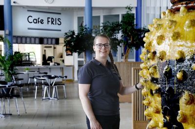 Line Søgaard Johansen, ny forpagter af cafeen i Ikast Svømmecenter, har glædet sig til at komme fri af coronaens greb og endelig få lov at åbne egen virksomhed og ikke mindst møde kunderne. Foto: Henrik Ole Jensen