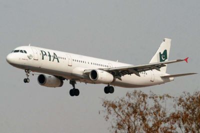 Et fly fra Pakistan International Airlines lægger an til landing i den pakistanske hovedstad, Islamabad. Selskabet har nu fået forbud mod at operere i EU-landene resten af året, efter at Pakistans minister for luftfart har betegnet hundredvis af pakistanske piloters flycertifikater som "tvivlsomme". (Arkivfoto)