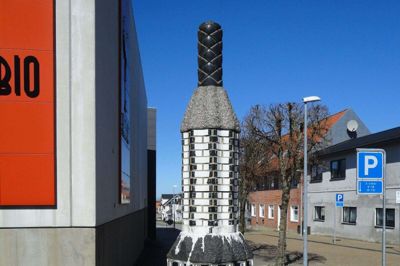 »Arkitektonisk Element I« - en af de tre Bjørn Nørgaard-skulpturer, der nu er flyttet fra Ikast Bio og er på vej mod pladsen foran Ikast Bibliotek. Foto: Privat
