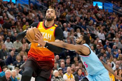 Rudy Gobert (tv.) fra Utah Jazz var årsagen til, at NBA-sæsonen blev suspenderet, da han blev testet positiv for coronavirus. (Arkivfoto)