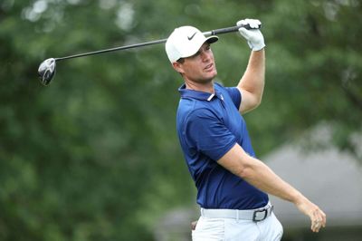 Lucas Bjerregaard var tre slag fra at klare cuttet i PGA-turneringen Travelers Championship. Her slår danskeren ud på torsdagens runde. Landsmanden Sebastian Cappelen er heller ikke med i weekendens to finalerunder.