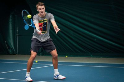 Tennisspiller Holger Rune træner. Senere lørdag spiller han finale ved miniturnering i Båstad. (Arkivfoto)