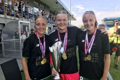 Glade lokale piger med pokal og medaljer efter 1-1 mod Brøndby på hjemmebanen i Hjørring. På flankerne er det til venstre Sara Holmgaard og til højre Karen Holmgaard fra Bording, og i midten Freja Thisgaard fra Engesvang. Foto: Jette Aaes