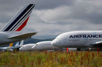 En Airbus A380 fra Air France holder sammen med tusindvis af andre fly stille på landjorden under coronakrisen, der har gjort ondt på hele flybranchen.