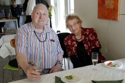 Anna og Hans Bach Jensen ses her fotograferet sammen i 2011, da Kræftens Bekæmpelse indviede det rekreative sted Ruskjærholm, som i mange år var Bach-parrets private hjem. Nu er Anna død, mens 91-årige Hans stadig lever. Han bor i dag på Bøgildlund. Foto: Henrik Ole Jensen