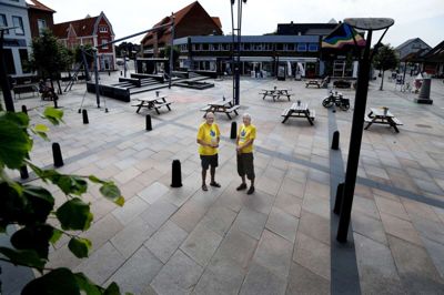 Mogens Rytter Bentzen (t.v.) og Henrik Kraglund fra styregruppen bag International Street Art Festival i Brande ses her på Torvet i Brande, på det tidspunkt, hvor der efter de oprindeligt planer skulle have været fuld gang i årets kunstfestival. Foto: Henrik Ole Jensen