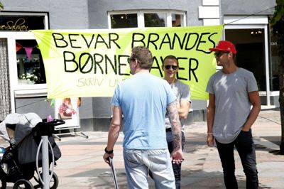 Børnehaven Åhaven i Brande står til en midlertidig lukning på grund af et lavt børnetal i byen. Dét er tydeligvis ikke en populær beslutning, kan man se på dette banner, der blev luftet ved fredagens børneoptog i forbindelse med Brande Marked. Foto: Flemming Hansen