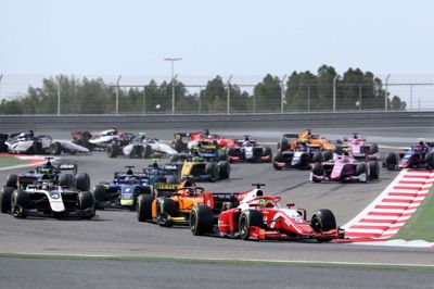 Mick Schumacher (forrest), søn af legenden Michael Schumacher, kørte sidste år sin Prema-racer til sejren i Formel 3. I denne sæson skal danske Frederik Vesti forsøge at gøre ham kunsten efter. (Arkivfoto)