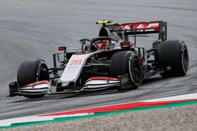 Kevin Magnussen viste fin fart i sin Haas-racer i fredagens første træning, da Formel 1-feltet efter flere måneders venten kom i gang med sæsonen med de første træninger i Østrig. Danskeren var 15.-hurtigst i anden træning.