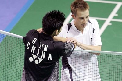 Lin Dan siger tak til Peter Gade efter at have slået ham i VM-semifinalen i 2005.