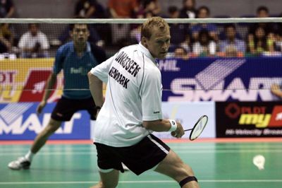 Kenneth Jonassen taber her en duel i kamp mod Lin Dan i Manila i 2006.