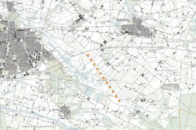 Det nyeste vindmølleprojekt ved Ulkær Mose indeholder 11 møller på op til 150 meters højde. De skal opstilles i én lige række med ensartet indbyrdes afstand. Illustration: Ikast-Brande Kommune & Urland ApS