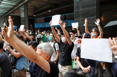 Demonstranter i Hongkong holder blanke stykker papir i vejret i stedet for skilte med slagord under en nylig demonstration. Den sikkerhedslov, som Kina nu har indført i Hongkong, kan udløse strenge straffe til prodemokratiske aktivister.