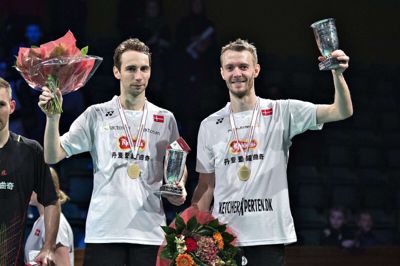 Mathias Boe og Carsten Mogensen spillede i mange år sammen. Boe har stoppet karrieren, og nu drosler Mogensen også betragteligt ned for badmintonaktiviteterne.