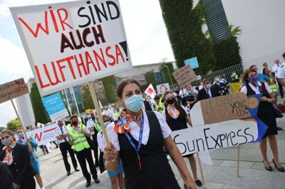 Ansatte i Lufthansa protesterede i sidste uge mod jobnedlæggelser foran forbundskansler Angela Merkels kontor i Berlin.