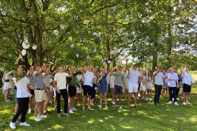 Årets HHX-studenter fra Handelsgymnasiet Ikast-Brande »letter på huen«. Foto: PR-foto