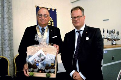 Afgående præsident i Ikast Rotary Klub Jan Zacho (th) havde taget alle forholdsregler og til sin efterfølger Bo Jensen (tv) fundet en gave med både værnemidler, håndsprit og coronaøl i håbet om, at corona i det kommende år er noget, der drikkes. Foto: Laila Kempel