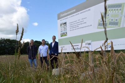 Fra venstre projektudvikler Thomas Asmussen, boligrådgiver Kim Krog, begge fra Fink Byg, og ejendomsmægler Simon Søgaard Møller fra EDC i Ikast. Foto: Laila Kempel