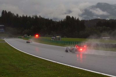 Regnvejret var heftigt og sigtbarheden ikke optimal for Formel 1-kørerne i Østrig.