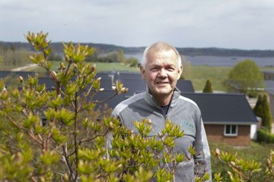 Fra sin have i Engesvang kan byrådspolitiker Frank Heidemann (S) dagligt se, hvordan folk valfarter til naturområdet ved Bølling Sø. Det er en udvikling, der er eksploderet under corona-krisen. Foto: Tom Laursen