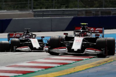 Kevin Magnussen kæmpede bravt og sluttede foran sin Haas-kollega Romain Grosjean i søndagens Formel 1-grandprix i Østrig.