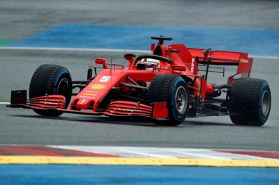 Ferraris Sebastian Vettel nåede ikke at fuldføre søndagens grandprix i Østrig. Heller ikke holdkammerat Charles Leclerc fik noget ud af løbet efter et sammenstød med Vettel.