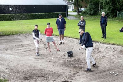 - Det her er svært. Det kræver altså en god nats søvn og en god gang morgenmad, sagde golftræner Andreas Thune om kunsten af at få bolden op af bunkeren. Foto: Tom Laursen